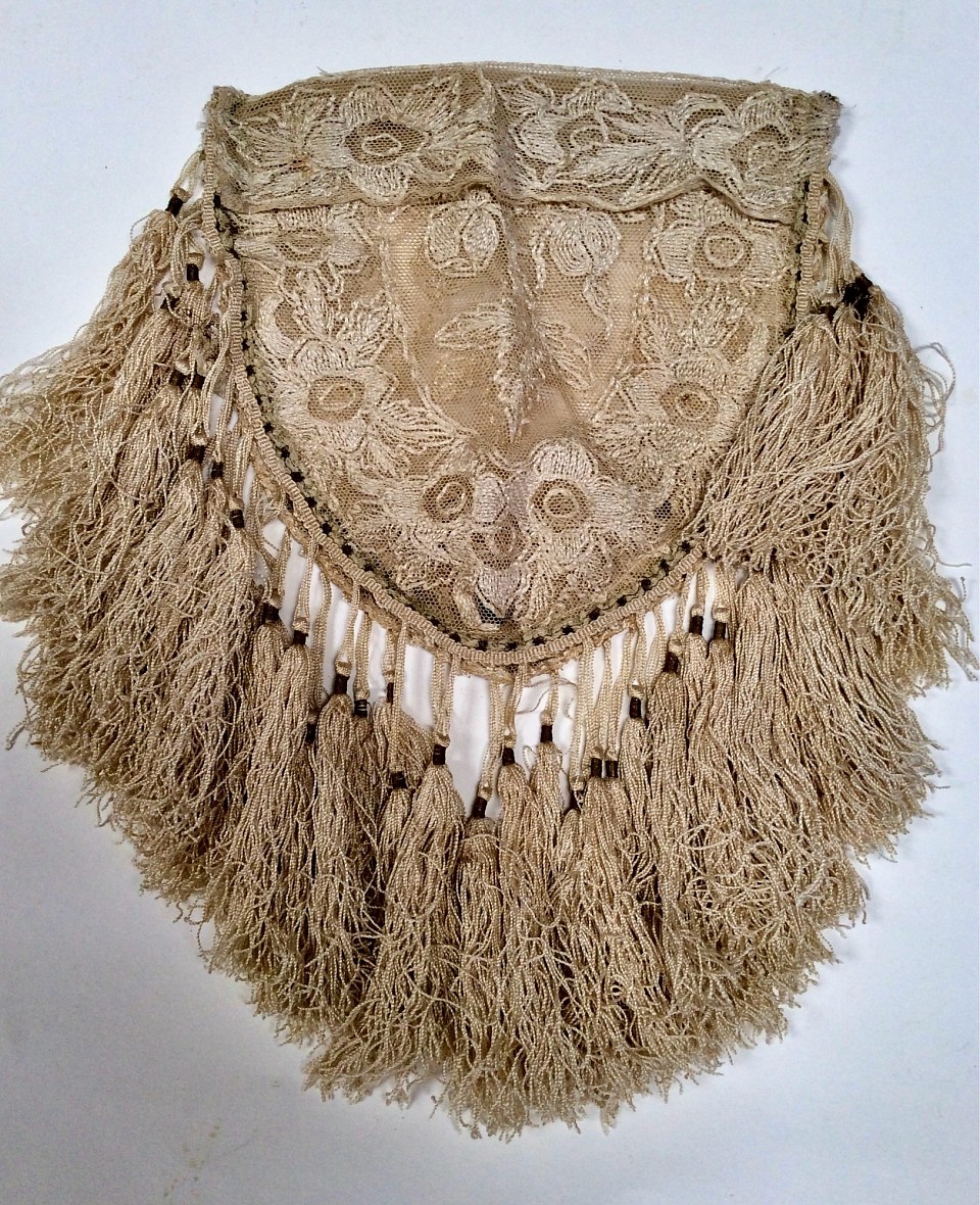 1920’s ‘flapper’ purse with netted embroidered center